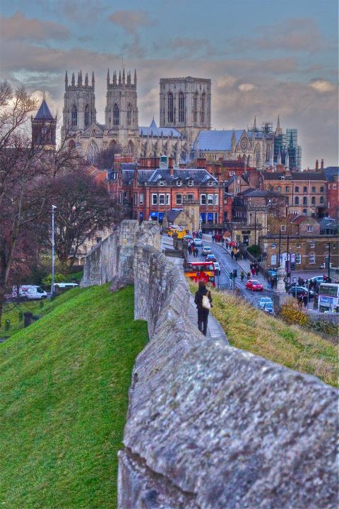 Alla scoperta di York_01.jpg - York è giudicata la città più bella del nord dell'Inghilterra...è caratterizzata da una cerchia di mura che si sono conservate intatte nei secoli...è una splendida cattedrale.